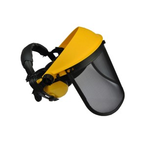 Żółty kask leśny z wizjerem i ochroną słuchu do pracy z pilarką.