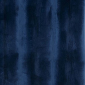 Niebieska zasłona lub firana, zbliżenie na teksturę.