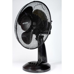 Czarny wentylator stołowy t.b.t. z kratką ochronną.