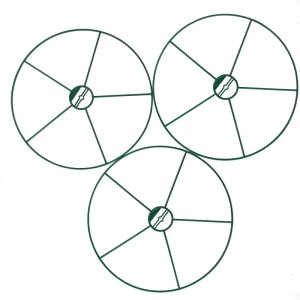 Trzy zielone metalowe podpory dla roślin ogrodowych, kategoria płoty ogrodowe i pergole.