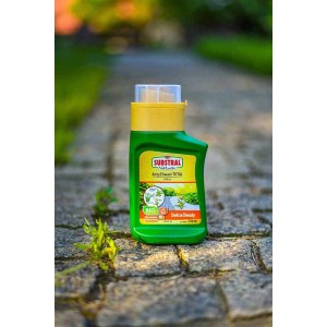 Substral Środek chwastobójczy Total Ultra, zielona butelka z żółtą nakrętką.