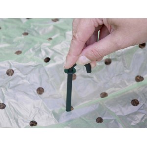 Uchwyt do siatki i folii (10 szt.) w użyciu, mocuje folię w grządce.