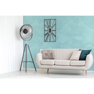 Salon z miętową farbą efektową na ścianie, sofą, lampą podłogową i zegarem ściennym.