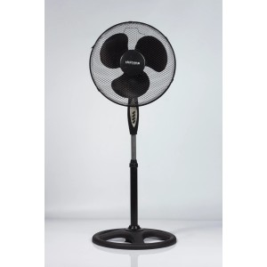 Czarny wentylator stojący t.b.t. dla przyjemnego powiewu w pomieszczeniu.