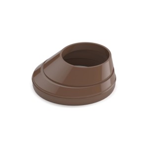 Brązowy odpływ do plastikowej rynny dachowej.