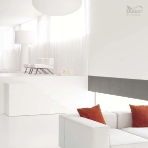 Jasny pokój z białymi ścianami, udekorowany białą farbą do ścian t.b.t.