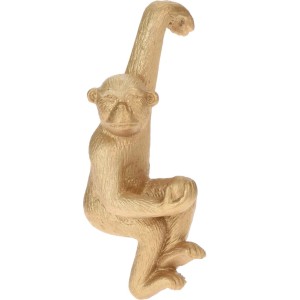 Złota figurka małpy jako dekoracja ogrodowa.