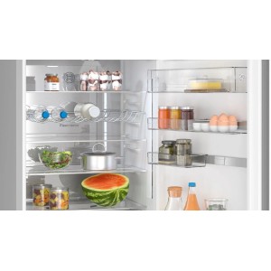 Wnętrze chłodziarko-zamrażarki t.b.t. z jedzeniem na półkach.