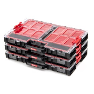 Stos czarnych skrzynek narzędziowych t.b.t. z czerwonymi przegródkami i przezroczystymi pokrywami.