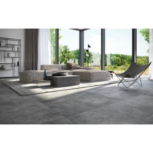 Szare płytki podłogowe t.b.t. w nowoczesnym salonie z sofą i fotelem.