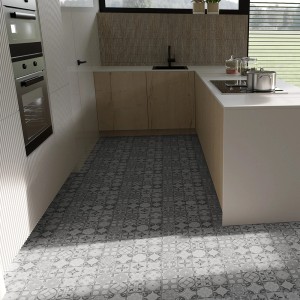 Kuchnia z szarymi panelami winylowymi we wzory jako podłoga.