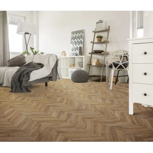 Ułożona wykładzina podłogowa t.b.t. PCV w wyglądzie drewna z wzorem jodełki w salonie.