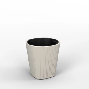 Doniczka t.b.t. w kolorze beżowym z rowkowaną powierzchnią.