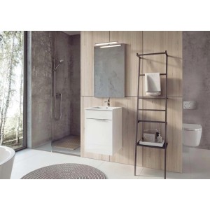 Nowoczesny zestaw łazienkowy z szafką pod umywalkę, lustrem i regałem drabinkowym.