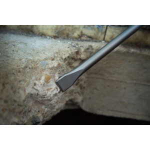 Płaski dłut LUX SDS-Max (50x400mm) w użyciu na ścianie betonowej.