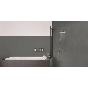 Nowoczesna łazienka z wanną, prysznicem i szarymi płytkami. Idealna do farb do łazienek.