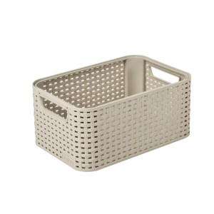 Beżowy, prostokątny pojemnik do przechowywania t.b.t. z plecionym wzorem i uchwytami.
