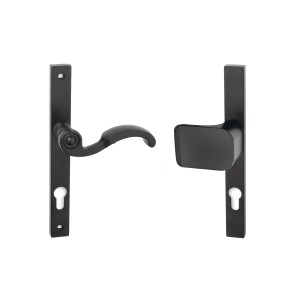 Czarne klamki do drzwi (t.b.t.) do drzwi wewnętrznych.