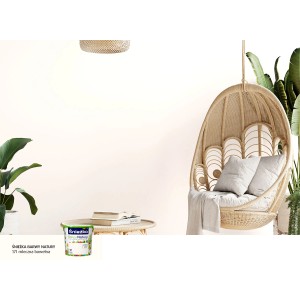 Farba ścienna w pokoju: Kolorowa farba do ścian wewnętrznych, odcień bawełny, z fotelem i stołem.