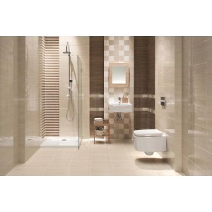 Beżowa łazienka z prysznicem, umywalką i toaletą, ozdobiona płytkami i bordiurami.