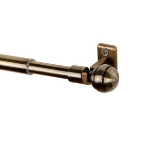 Karnisz t.b.t. w kolorze brązu z kulistym zakończeniem i uchwytem ściennym.