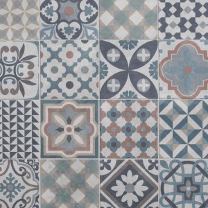 Wzór kolekcji wykładzin podłogowych PCV z różnymi wzorami płytek w kolorze niebieskim, beżowym i szarym.