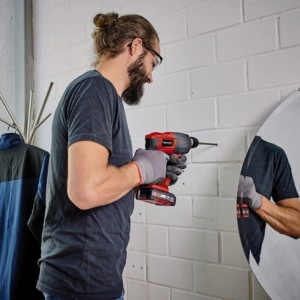 Młotowiertarka akumulatorowa Einhell Power X-Change TE-HD 18 Li-Solo wierci w ścianie.