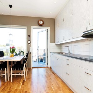 Folia samoprzylepna d-c-fix Whitewood, 45x200cm, w kuchni z białymi drewnianymi frontami.