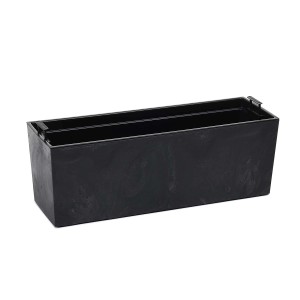 Czarna skrzynka na kwiaty t.b.t. do ogrodu lub na balkon.