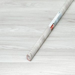 Rolka folii samoprzylepnej z efektem drewna, idealna do mebli i powierzchni.