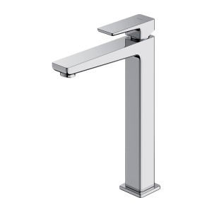 Nowoczesna, wysoka bateria umywalkowa w chromowanym wykończeniu.