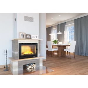 Kominek z marmurową obudową i drewnem w salonie.