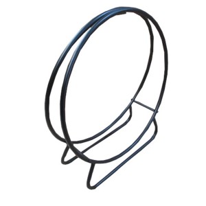 Czarny, okrągły metalowy stojak na drewno kominkowe, akcesoria kominkowe.