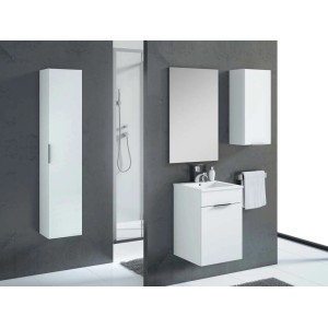 Biały zestaw mebli łazienkowych t.b.t. z szafką lustrzaną, szafką pod umywalkę i szafką wysoką.