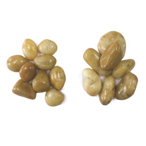 Dekoracyjne, żółtawe kamyki ozdobne do ogrodu.