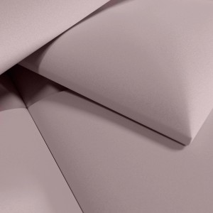 Zbliżenie paneli ściennych t.b.t. w delikatnym różu.