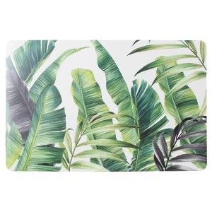 Obrus z motywem tropikalnych liści, idealny na stół w jadalni.