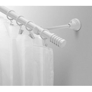 Biały karnisz t.b.t. z pierścieniami i wspornikiem na ścianie.