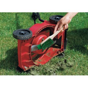 Szczotka do kosiarek LUX ze skrobakiem czyści kosiarki z resztek trawy.