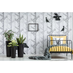 Czarna donica Orbis Lilia (Ø 40 cm) w nowoczesnej sypialni.