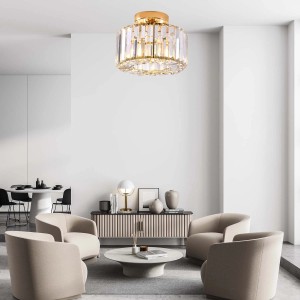 Złota lampa sufitowa t.b.t. z elementami z kryształowego szkła dla stylowego oświetlenia.