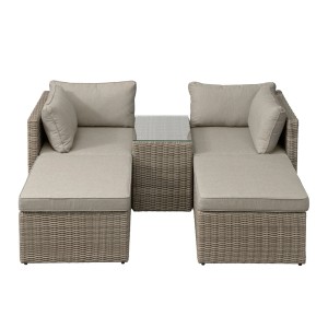 Szary zestaw wypoczynkowy z rattanu ze szklanym blatem do ogrodu.