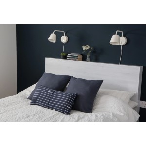 Folia samoprzylepna d-c-fix Nordic Elm na zagłówku łóżka w sypialni.