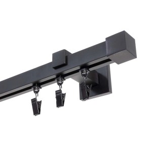 Czarny karnisz t.b.t. z żabkami do zasłon, widok szczegółowy.