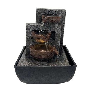 Dekoracyjna fontanna ogrodowa t.b.t. z trzema misami i przepływem wody.