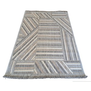 Nowoczesny dywan z krótkim włosiem o geometrycznym wzorze w odcieniach szarości i beżu.