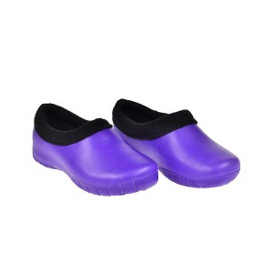 Fioletowe chodaki ogrodowe z czarną wyściółką, idealne do prac w ogrodzie.