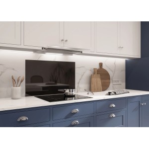 Czarny panel kuchenny t.b.t. za płytą grzewczą w nowoczesnej kuchni.