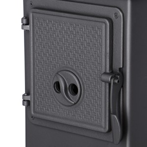 Zbliżenie drzwiczek kominka z uchwytem i dopływem powietrza.