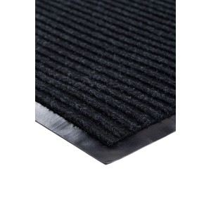 Czarna wycieraczka t.b.t. z żebrowaną powierzchnią i gumową krawędzią.